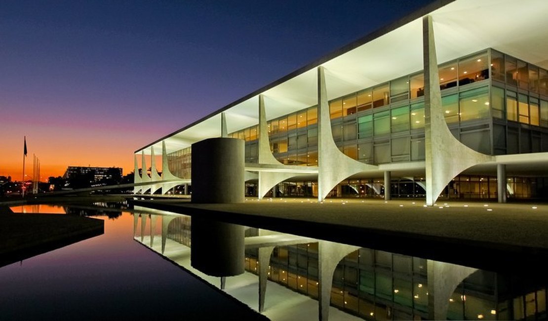 Homem tenta subir rampa do Palácio do Planalto duas vezes na madrugada