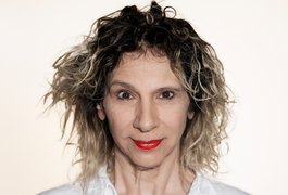 Denise Stoklos apresenta a leita de 'um fax para Colombo'