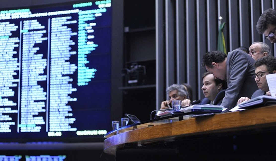 CCJ aprova relatório da PEC do Teto; texto segue para plenário do Senado