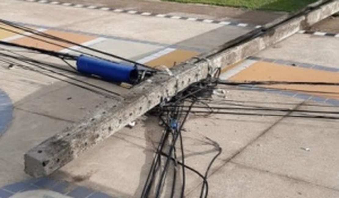 Vídeo. Poste deixa fios espalhados na rua após queda em Maceió