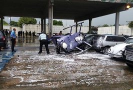 Helicóptero da Rede TV! cai sobre carros em estacionamento de São Paulo