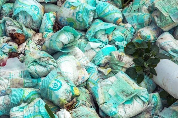 Britânica é presa por manter obsessão de pegar fraldas usadas em latas de lixo