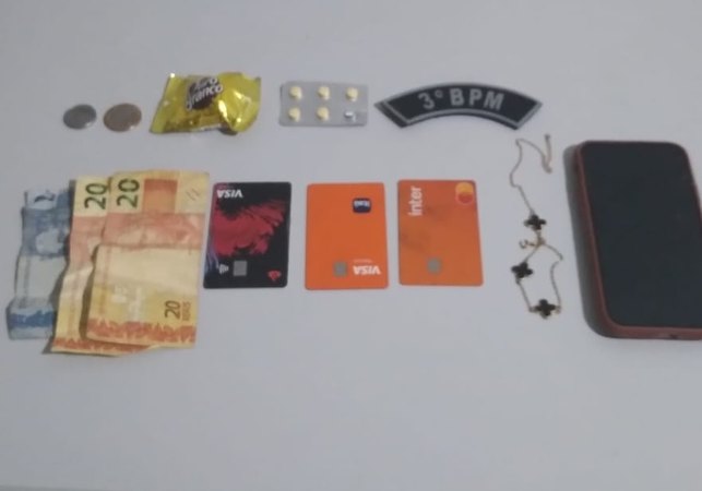 Dupla é presa após roubo a duas jovens e celular é recuperado enterrado no Bosque das Arapiracas