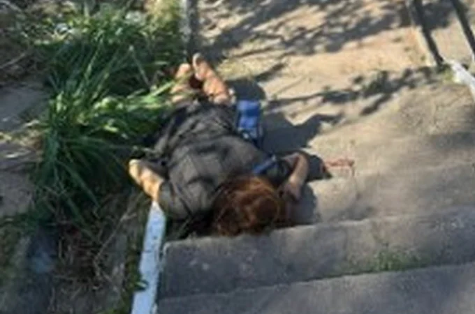 Transexual é assassinada com três tiros em escadaria do Vale do Reginaldo