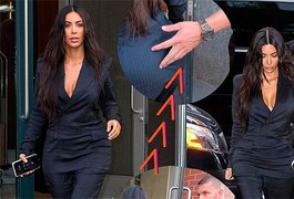 Sem querer? Segurança de Kim Kardashian põe a mão em seu bumbum durante evento
