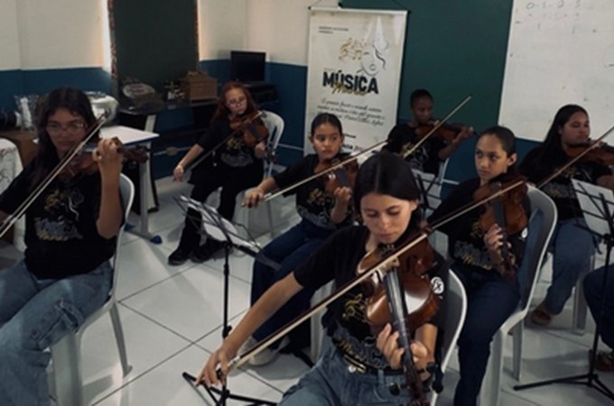 48 meninas que vão integrar a primeira orquestra sinfônica exclusivamente feminina de Alagoas, em Taquarana, vão fazer a primeira viagem de trem de suas vidas