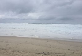 Marinha emite alerta de ressaca com ondas de até 2,5 metros em Alagoas