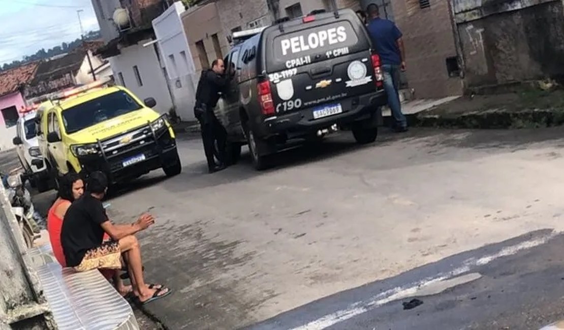 Adolescente de 17 anos é morto a tiros dentro de residência, em São Miguel dos Campos
