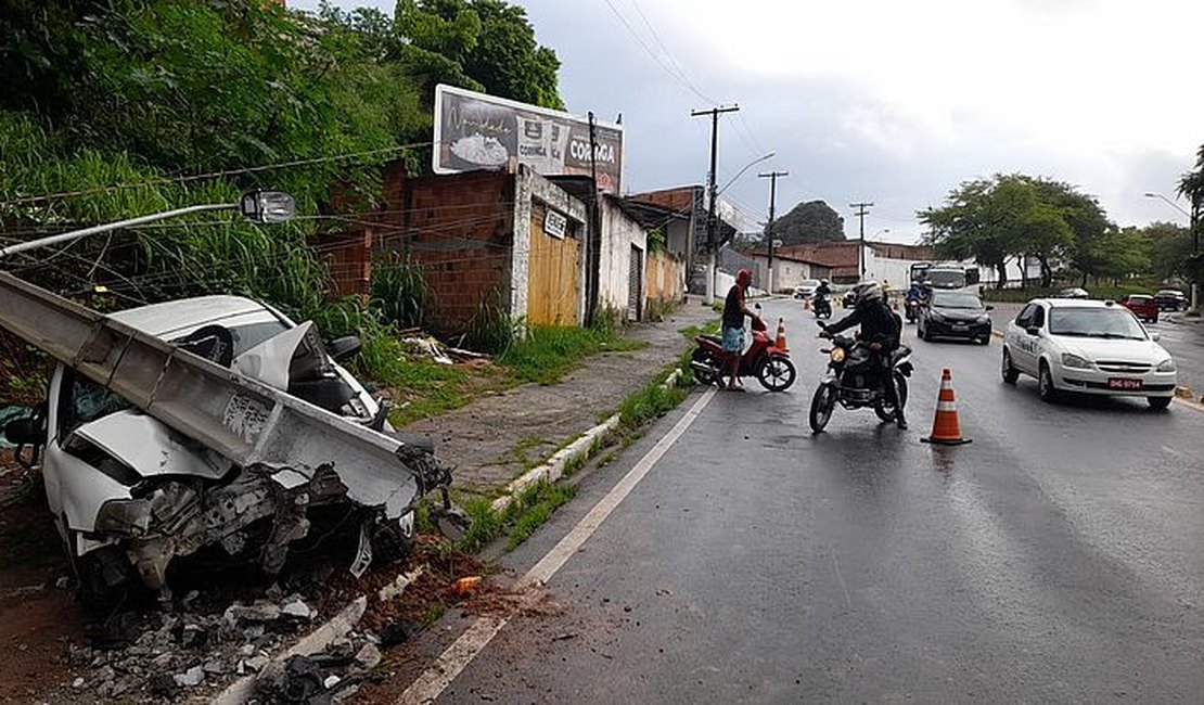 Colisão de carro em poste deixa condutor ferido em Maceió