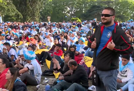 VÍDEO. Brasileiro assiste Argentina x Arábia Saudita 'infiltrado' em Fan Fest com argentinos e viraliza