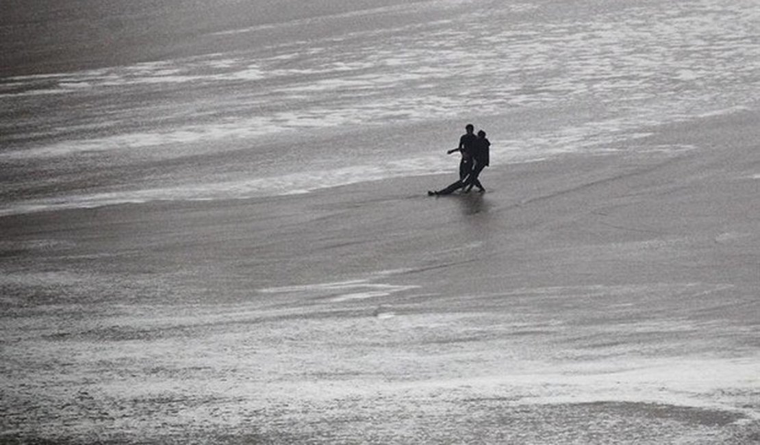 Surfista brasileira sofre acidente em onda gigante em Portugal