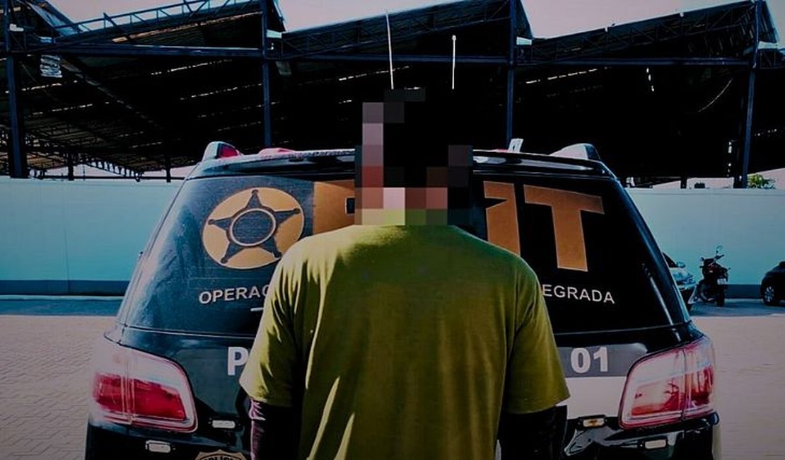 Polícia prende homem condenado por roubo de celulares na orla de Maceió