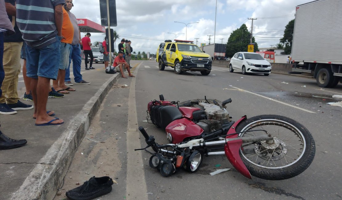 Motoboy  tem fraturas expostas após colidir com carro na AL-110, em Arapiraca