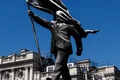 Banksy instala nova estátua em Londres e gera debate sobre 'patriotismo cego'
