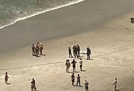 Lancha atropela duas pessoas em praia no Balneário Camboriú