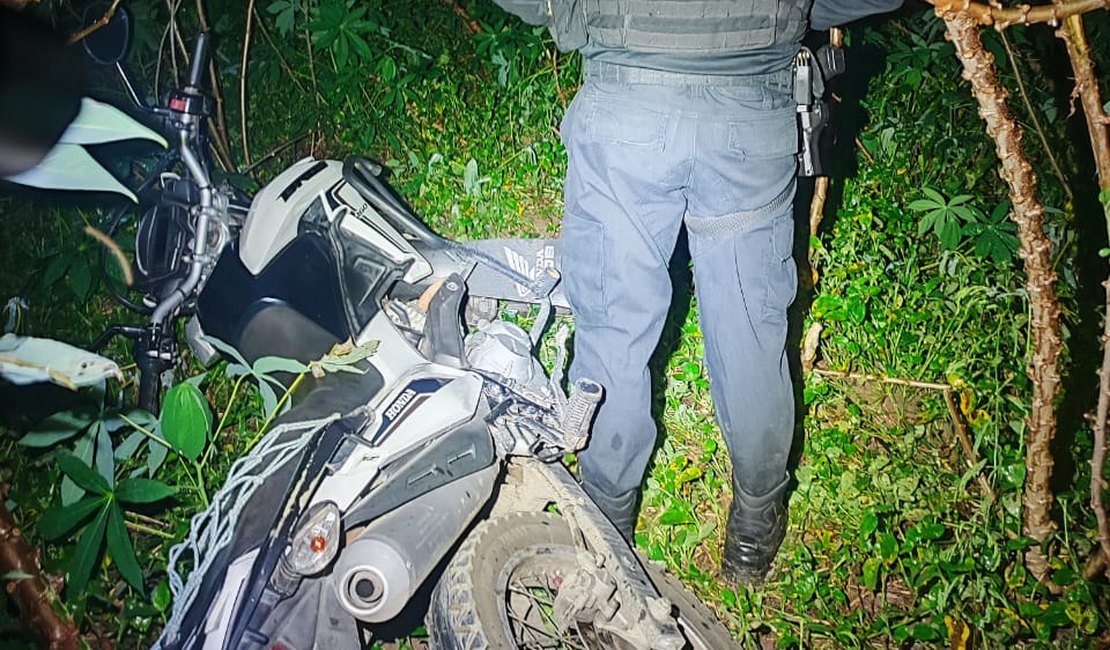 Moto é recuperada pela polícia em plantação de mandioca em Arapiraca