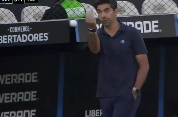 Conmebol abre investigação contra Abel Ferreira por 'caso do dedo do meio'