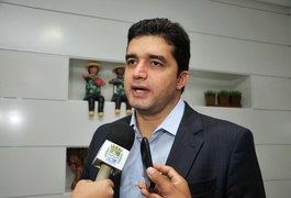 Prefeito de Maceió sanciona sem vetos projeto que regulariza Uber