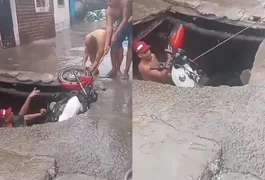 Cratera no meio da rua 'engole' entregador de gás e motocicleta em Maceió