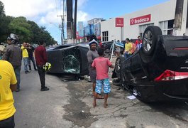Vídeo: Dois carros capotam após batida em importante avenida de Maceió