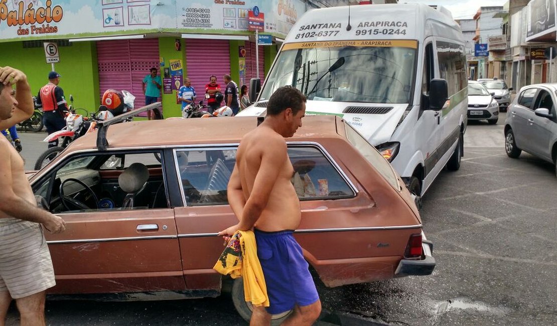 Motorista avança sinal vermelho e causa acidente no Centro de Arapiraca