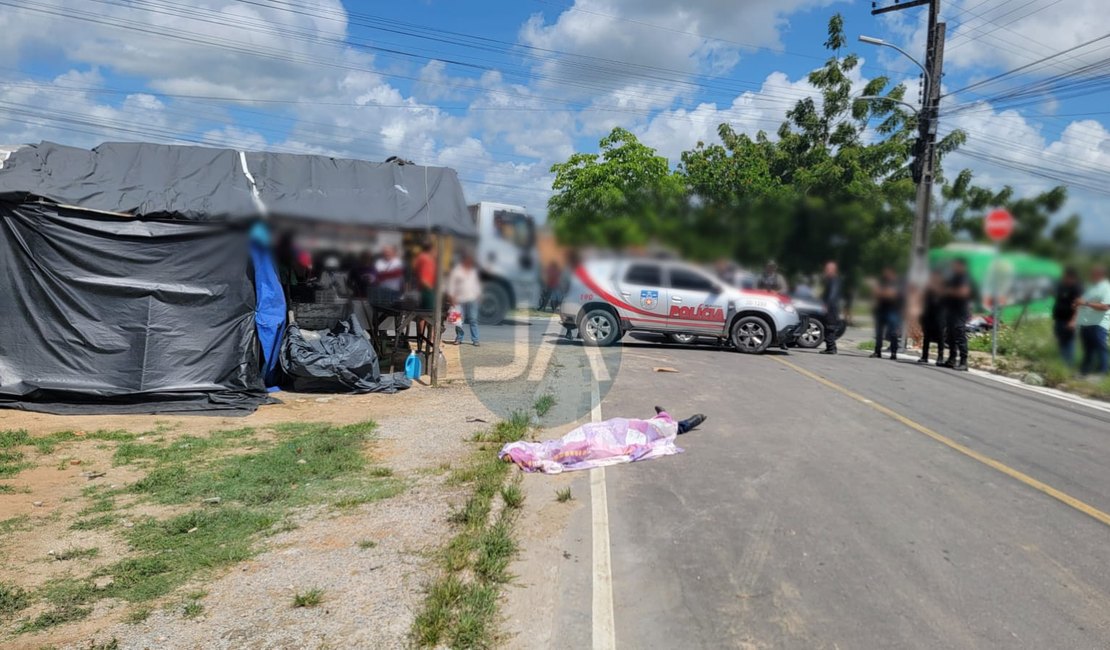 Mototaxista é assassinado a tiros ao lado de banca de verduras no Brisa do Lago, em Arapiraca