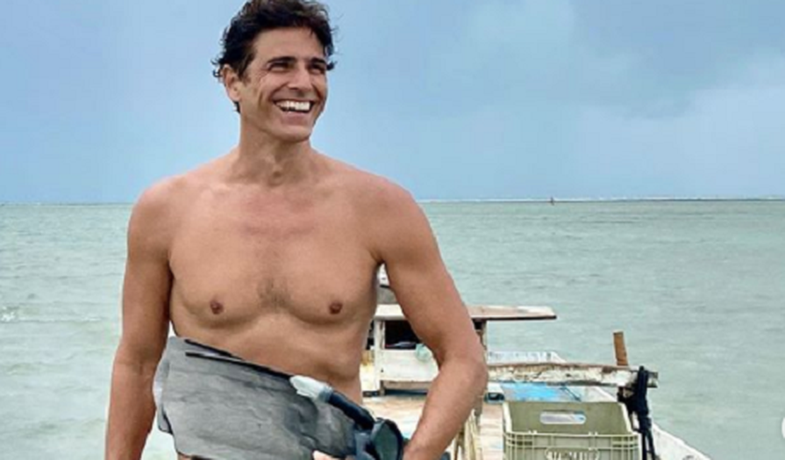 Exibindo corpão, Reynaldo Gianecchini curte Alagoas e se declara: “Eita terra boa”