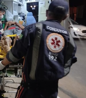 Homem perde o controle de ciclomotor e colide contra poste de energia, em Arapiraca