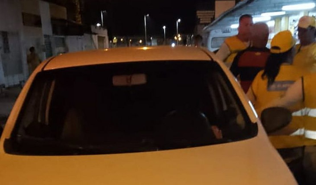 Homem é preso por embriaguez ao volante e manobras perigosas após desacatar agentes, em Maceió