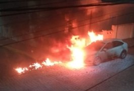 Homem estaciona carro ao lado de fogueira e veículo pega fogo, em Palmeira dos Índios
