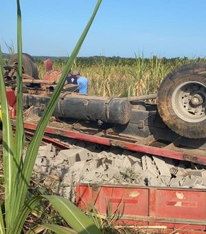 Dois homens morrem e um fica ferido após caminhão carregado com blocos de concreto capotar em Coruripe