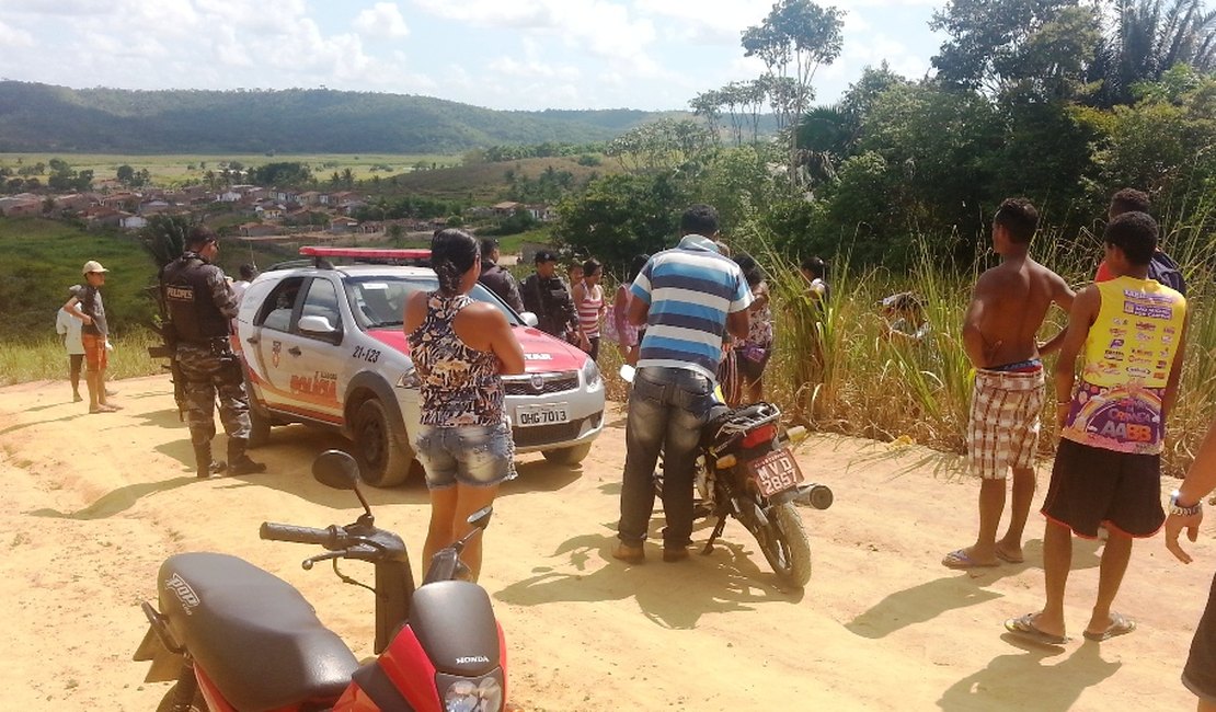 Populares encontram jovem morto em canavial em São Miguel dos Campos