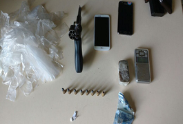 Operação Páscoa apreende arma e drogas em Penedo