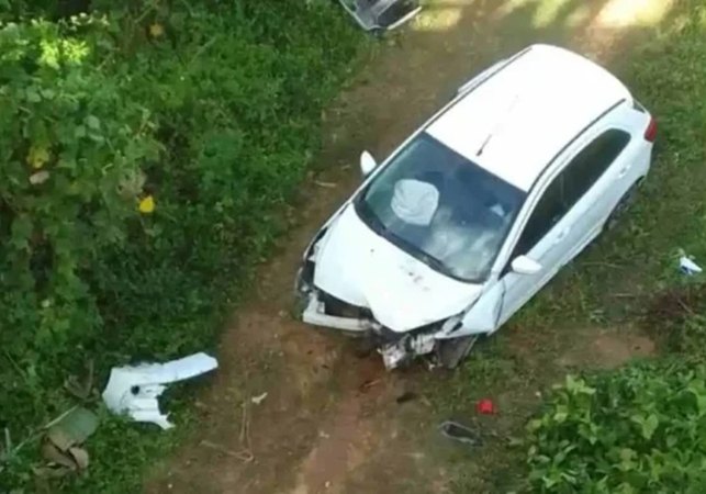 Carro despenca de ponte e enfermeiro fica ferido, em Branquinha