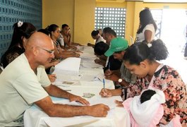Contemplados assinam contratos do residencial Vale do Perucaba