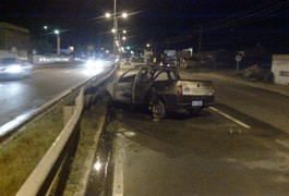 Condutor colide com gradil em frente a UE do Agreste e carro pega fogo