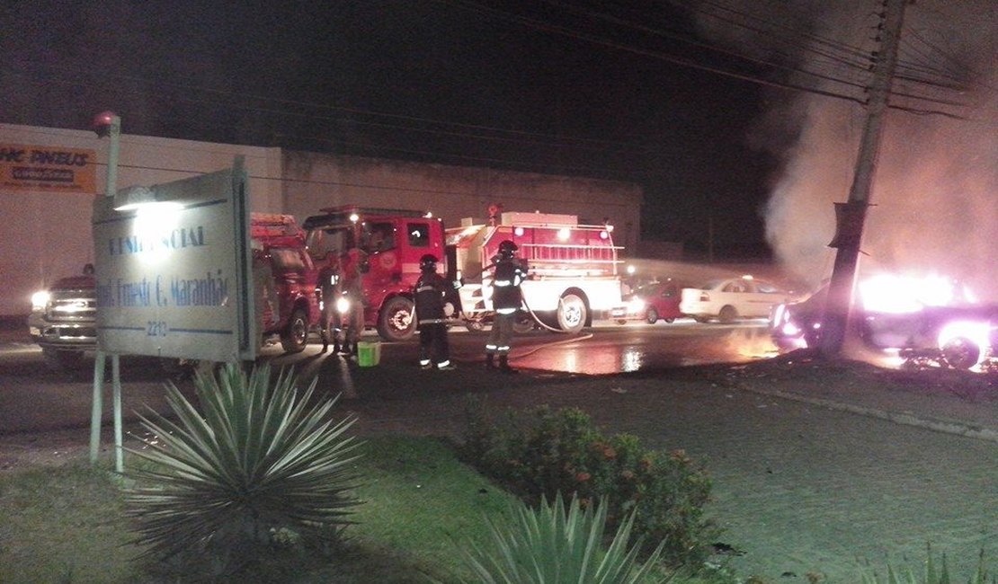 Carro bate em poste e explode em Maceió