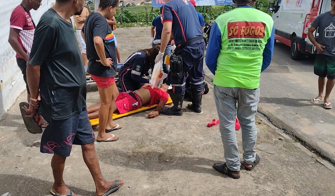 Sem capacete e em alta velocidade, condutor fica ferido em acidente no bairro Cavaco