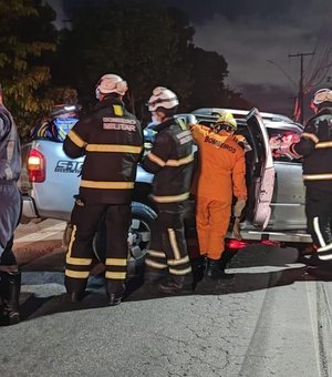 Três ficam feridos após caminhonete colidir em poste de bairro na capital