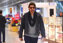 Reynaldo Gianecchini dá show de elegância em aeroporto do Rio