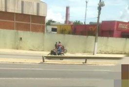 Vídeo mostra condutor transitando com cinquentinha na calçada em Arapiraca