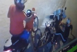 Vídeo. Mulher tem bolsa contendo R$ 1.600 roubada na porta de casa em Arapiraca