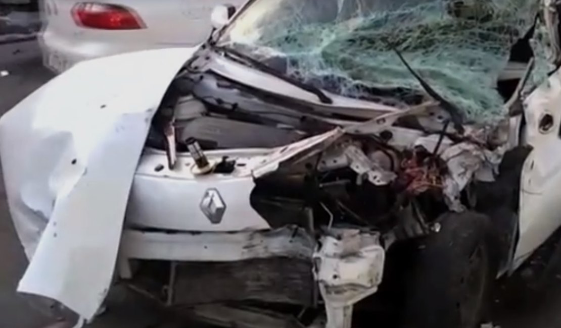 Acidente entre carro e caminhão deixa mulher ferida no Jacintinho, em Maceió