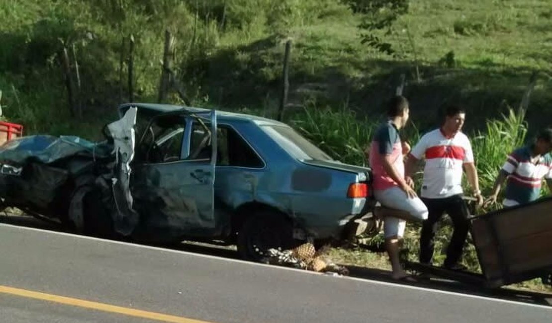 Colisão entre carro e caminhonete deixa homem ferido na BR-316