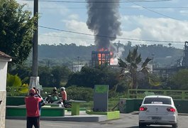 VÍDEO: Explosão em tanque de álcool provoca grande incêndio na Usina Caeté, em São Miguel dos Campos