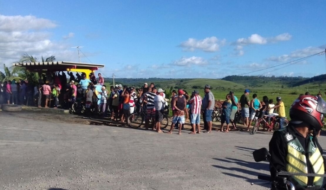 Moradores de Murici protestam contra processo de desocupação de casas