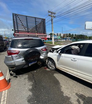 VÍDEO. Condutor de automóvel provoca colisões em frente ao shopping, em Arapiraca