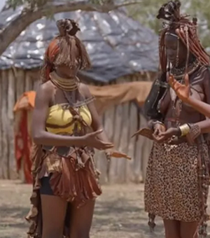 Esposas são oferecidas para sexo com visitantes em tribo africana
