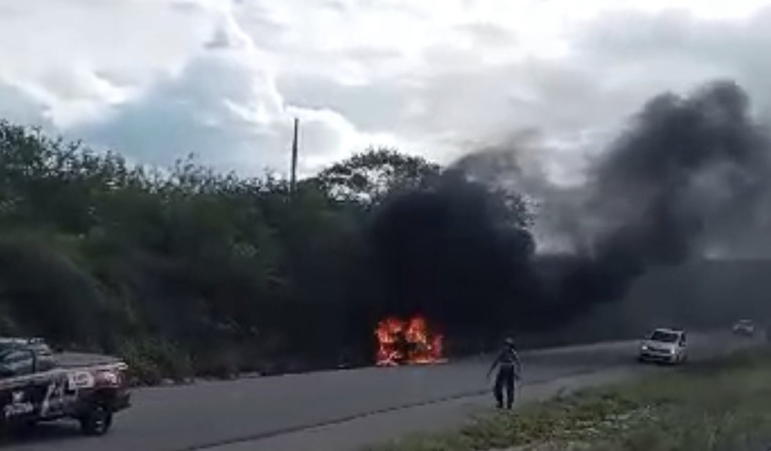 Vídeo. Carro pega fogo e deixa feridos na AL-220