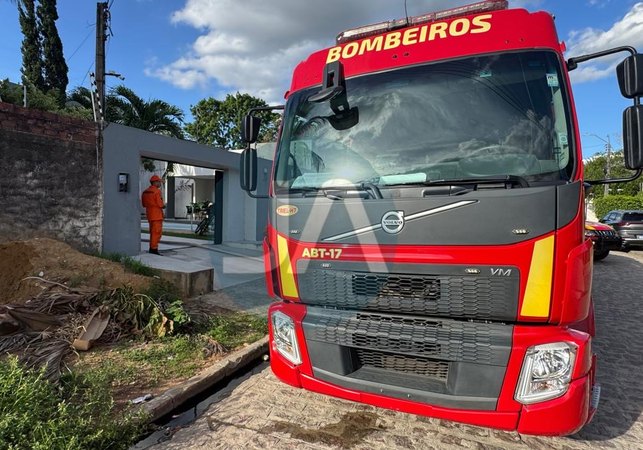 Incêndio atinge residência no bairro Itapuã, em Arapiraca